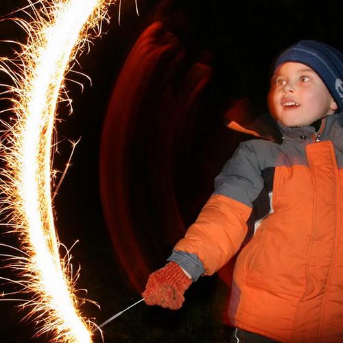 Feuerwerk mit Kind an Silvester