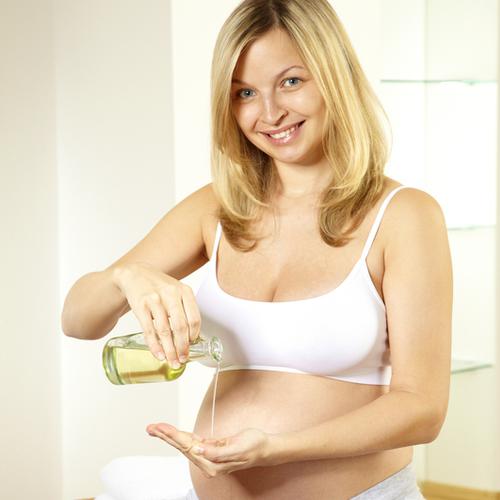 Schwangerschaftsöl pflegt Ihren Babybauch